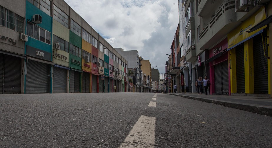 Rua de São Paulo com o comércio fechado e sem pessoas nas calçadas